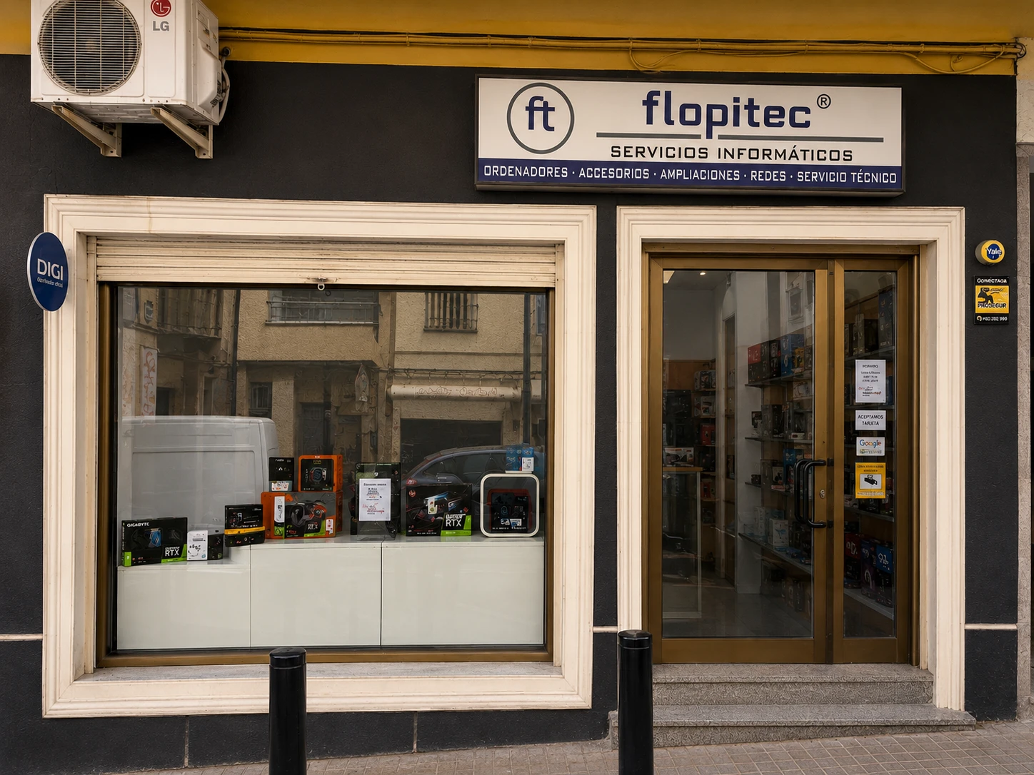 Zona del taller de Flopitec junto al área de tienda